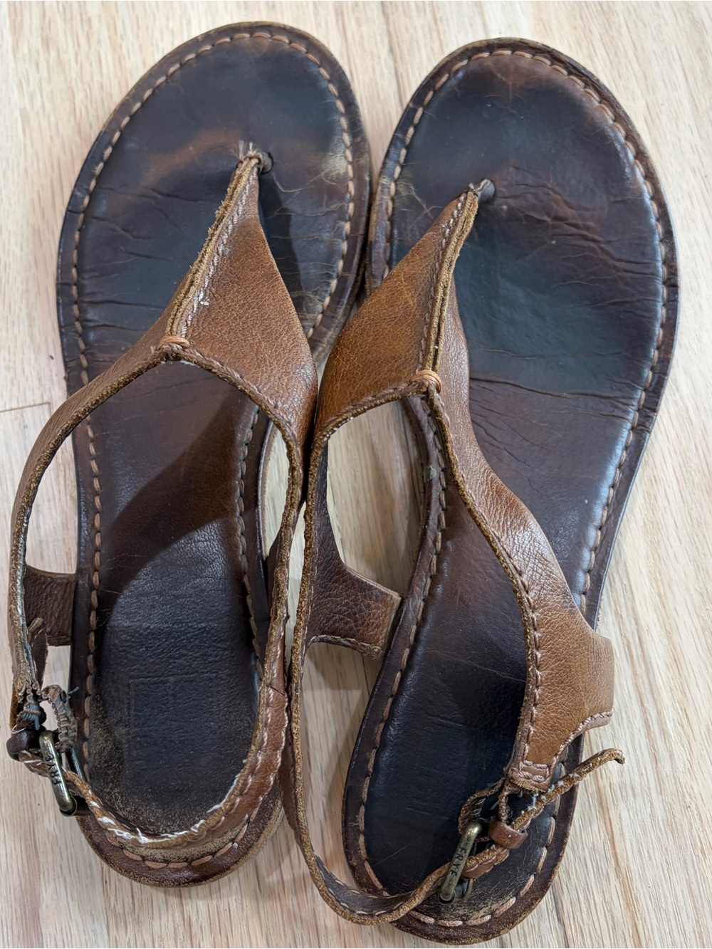 FRYE Carson T Sandal | Dark Brown | Size 9